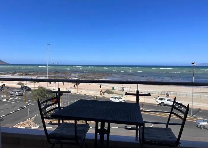Beachfront Gem / Free Parking / A/C