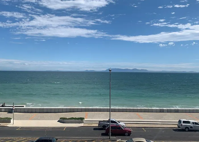 Beachfront Gem / Free Parking / A/C