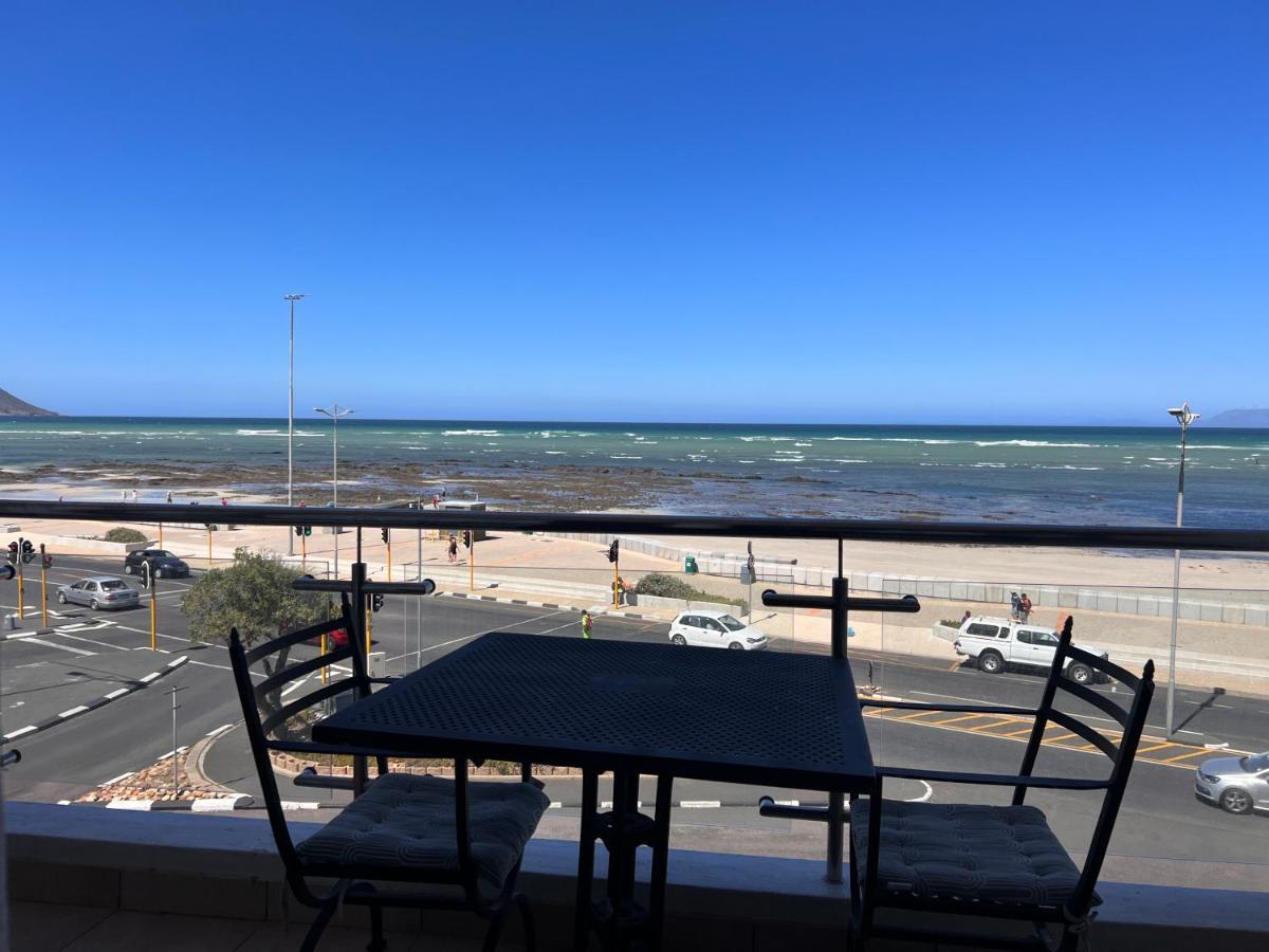 Apartment Beachfront Gem / Free Parking / A/c
