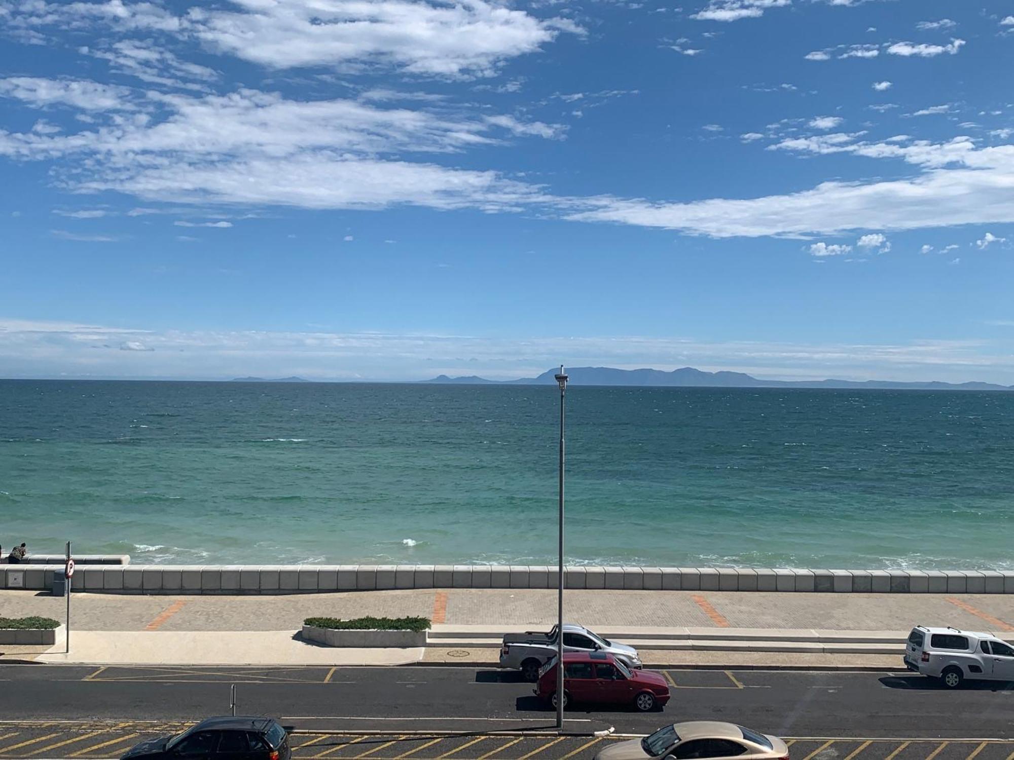 Beachfront Gem / Free Parking / A/c Apartment